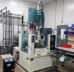 Used Niigata vertical rotary plastic molder 35 ton